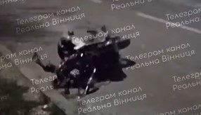 У  Бару автомобіль збив мотоцикл, на якому їхали хлопець з дівчиною