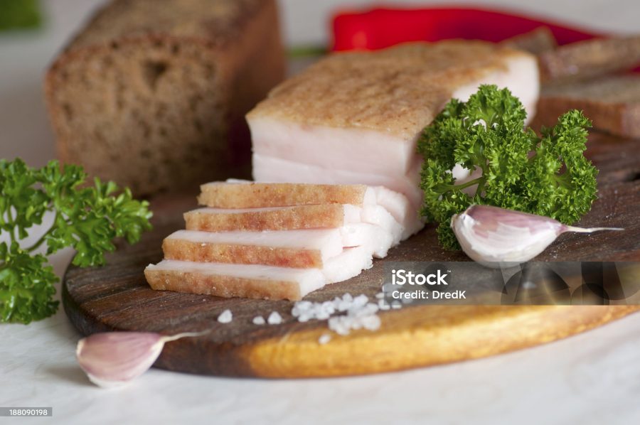 Восени та взимку сало необхідне в раціоні