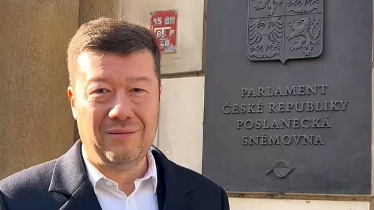 Новий спікер парламенту Чехії наказав зняти прапор України з держбудівлі