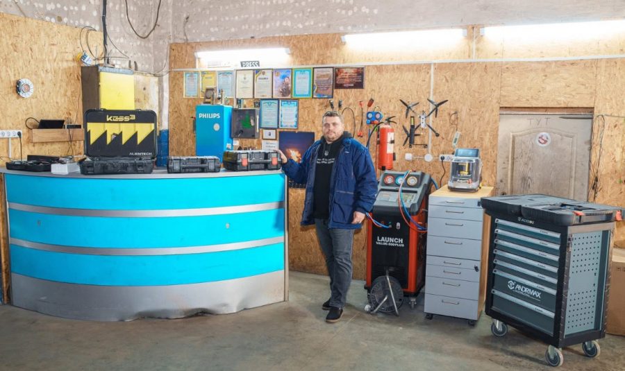 Волонтер Денис Романовський став одним з переможців міського конкурсу з надання ваучерної підтримки бізнесу.