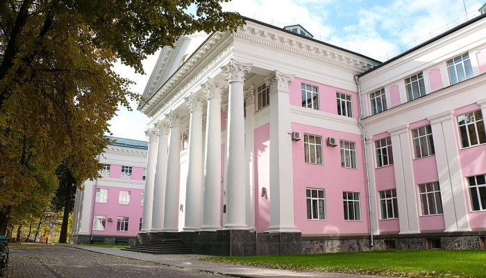 Арештували рахунки та подали у розшук 12 авто у медуніверситеті