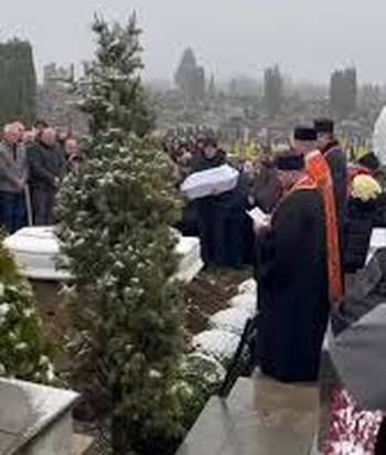 Чоловік колихає труну зі своїм 1-річним сином у Тернополі