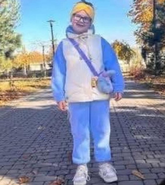 Квіти та іграшки несуть до будинку, де жила загибла під час атаки дівчинка у Ладижині