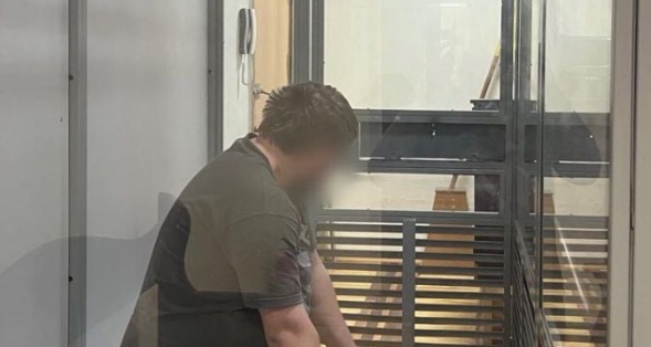 Батько-вихователь систематично ґвалтував та розбещував сімох дівчаток