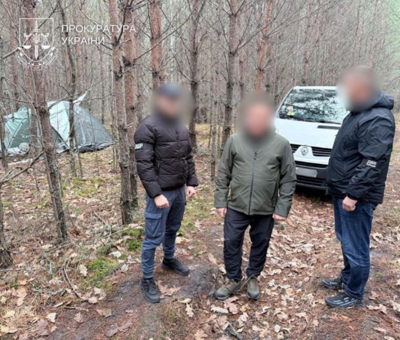 Начальника поліції із викраденими грошима знайшли у лісі