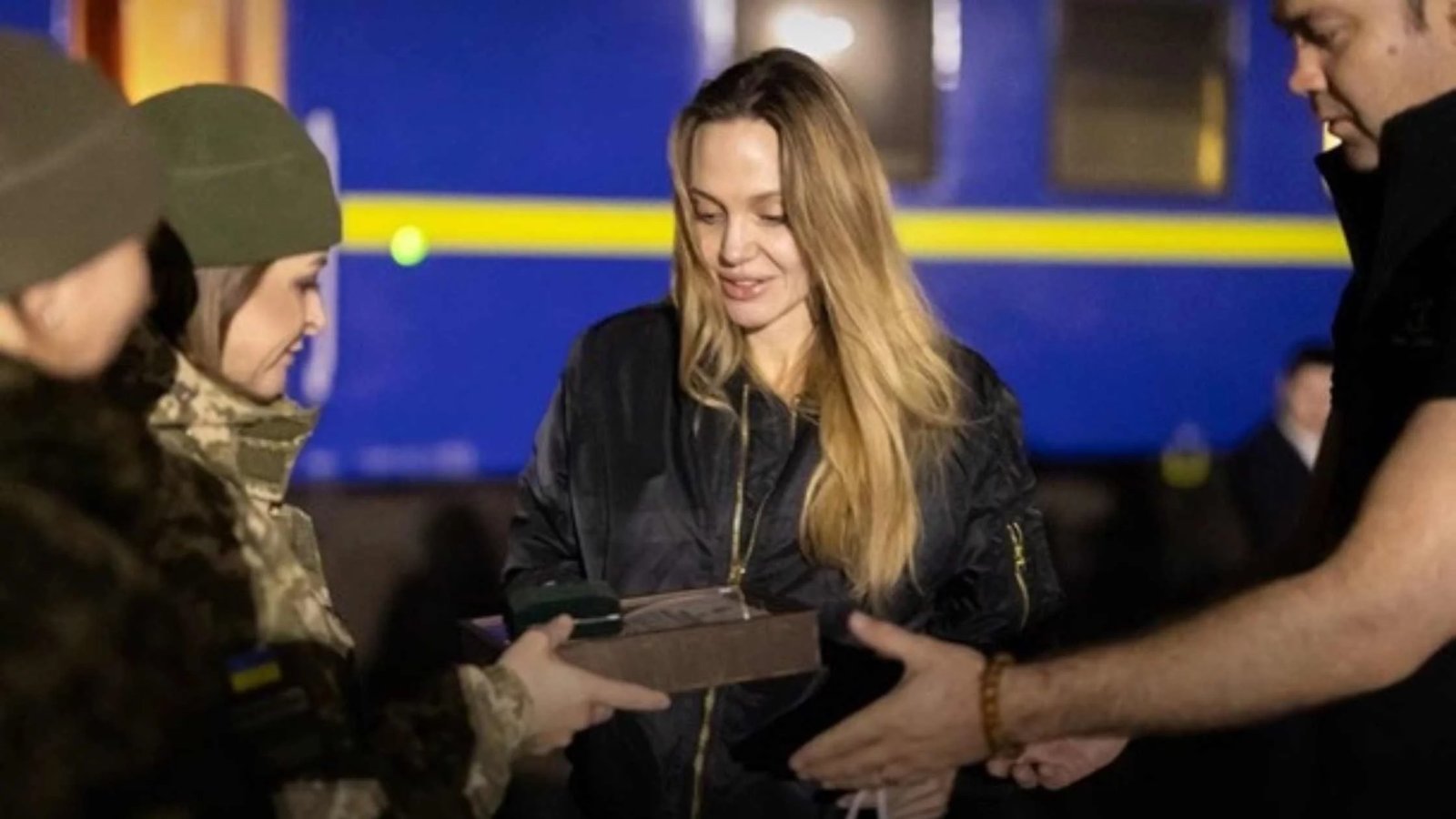 Анджеліна Джолі зробила замовлення у вінницькому пабі-ресторації




														Американська акторка та режисерка Анджеліна Джолі завітала до Вінниці  й зробила замовлення у вінницькому пабі-ресторації “Кінь у протигазі”.