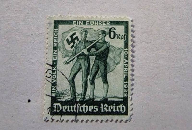 З Польщі в Україну намагалися ввезти 14 тисяч марок з Гітлером та нацистською символікою