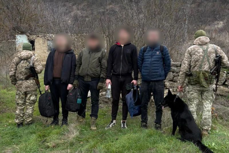 Зібрались незаконно перейти кордон, але злякались собаки