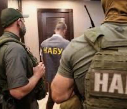 Рвав і викидав у вікно документи та розбив телефон