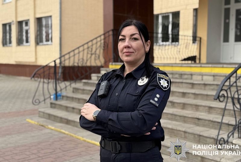 На Хмельниччині офіцерка освітньої безпеки врятувала вчительку, якій стало зле під час уроку