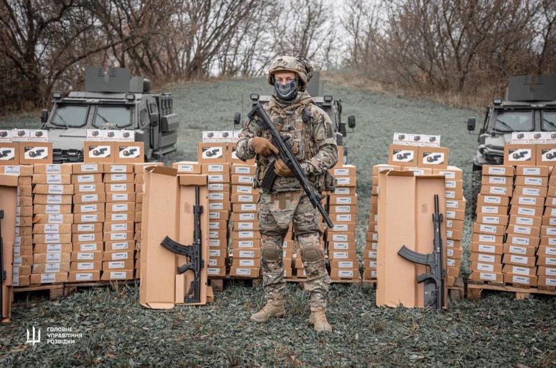 Анонімний благодійник із Нідерландів озброїв рушницями проти дронів шість підрозділів ГУР