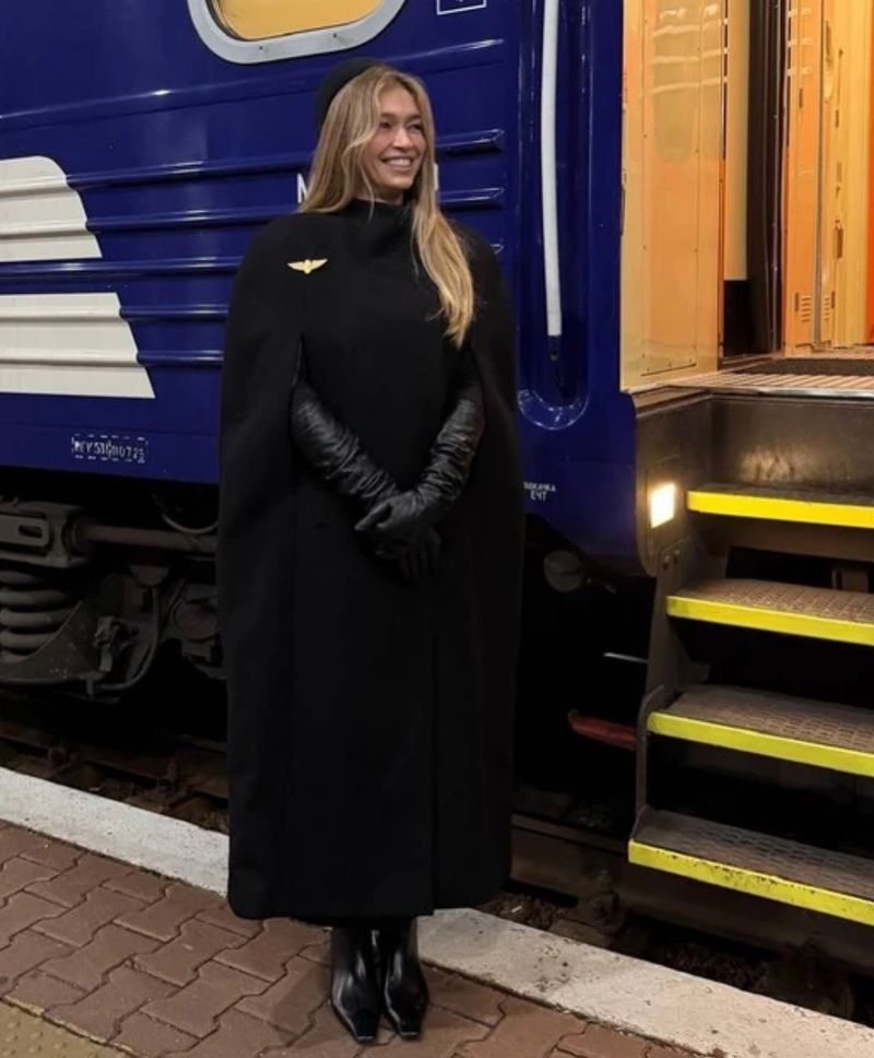 Брежнєва в образі провідниці показала, чим займалася в Україні