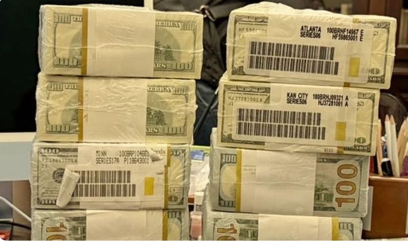 Пакунки доларів з операції “Мідас”: банкам заборонено видавати такі обсяги коштів – НБУ