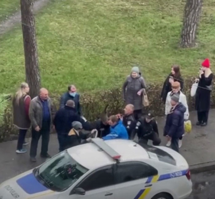 Побив поліцейського під час перевірки документів