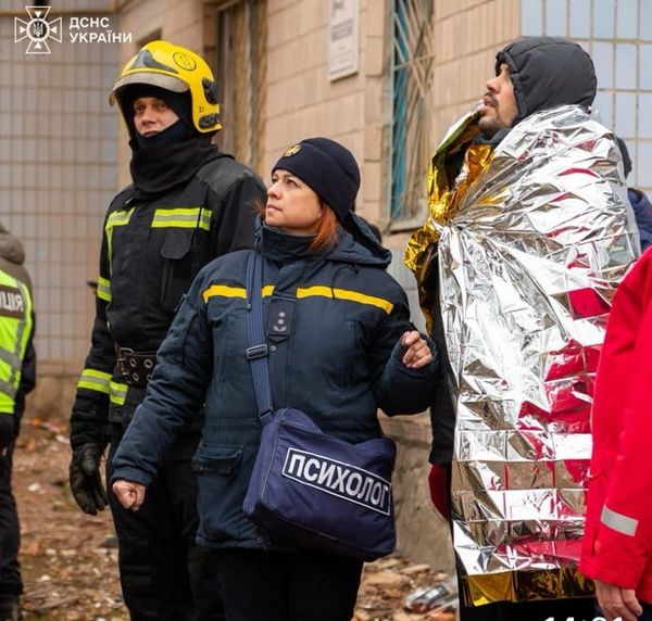 Чоловік  ці дні чекав біля руїн будинку у Тернополі