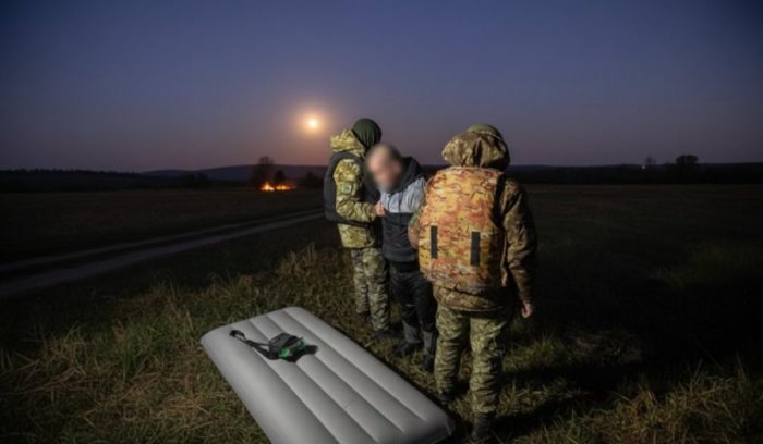 На Вінниччині чоловік поплив до Молдови на матраці