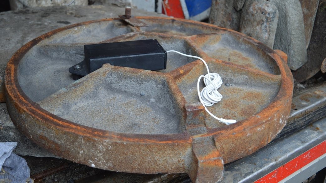 У Хмельницькому на каналізаційні люки встановлюють “розумні” датчики.