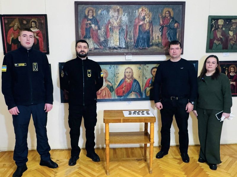 Вилучені на Вінницькій митниці цінності передали обласному художньому музею