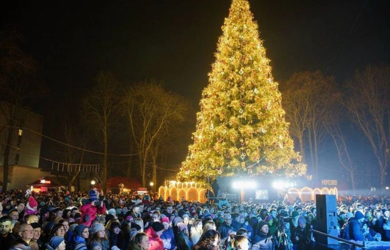 Найвища ялинка України, яка обертається навколо своєї осі, була у Вінниці