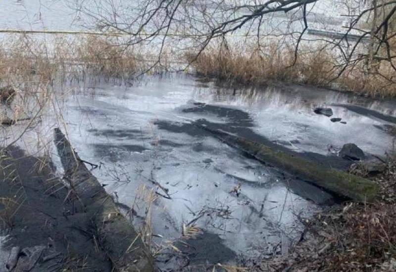 Витік нафтопродуктів на Ладижинському водосховищі пов’язують із наслідками обстрілів ТЕС