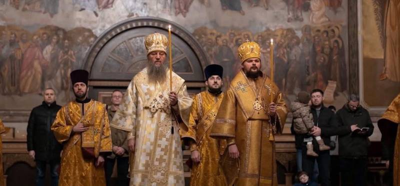 Коли вам будуть казати, що в ПЦУ люди не ходять на богослужіння, а в МП постійно переповнені храми, то покажіть їм ці фото з богослужіння минулої неділі! 