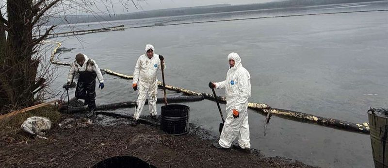 Збирають мазут, що потрапив після обстрілу теплоелектростанції  у Ладижинське водосховище