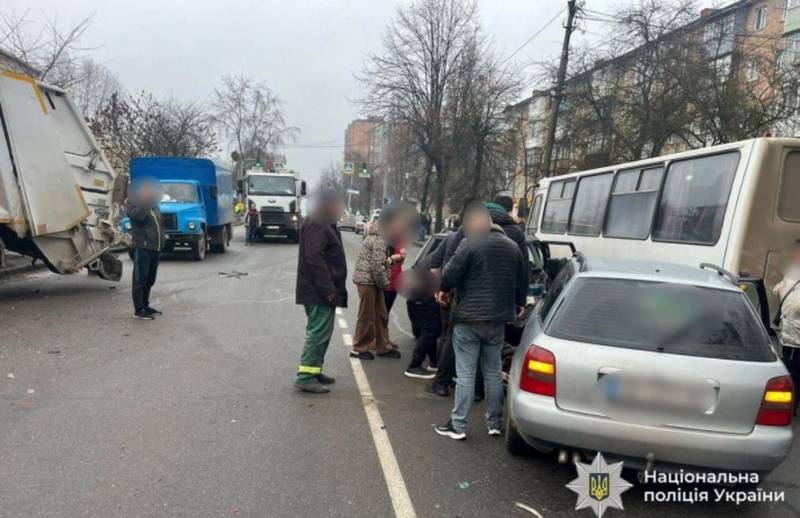 Масштабна автотроща: сміттєвоз зіткнувся з двома автомобілями та автобусом у Вінниці