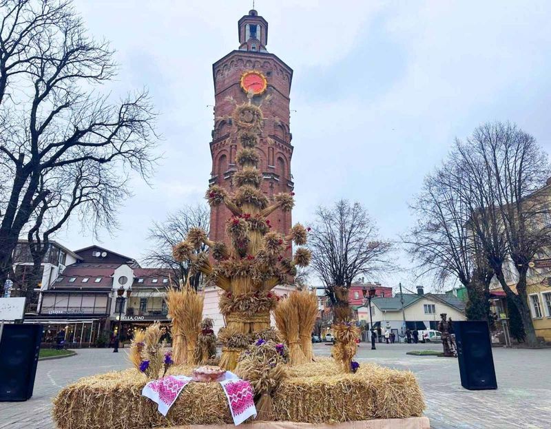 У центрі Вінниці встановили чотириметровий дідух