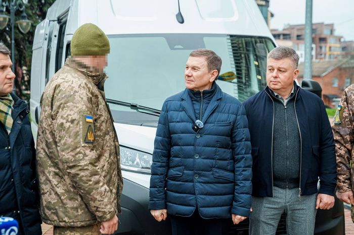 Команда Міжрегіонального координаційного гуманітарного штабу передала бійцям Повітряних Сил мікроавтобус