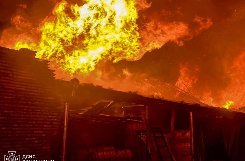 Під час масштабної пожежі на меблевому виробництві в Томашполі постраждала жінка