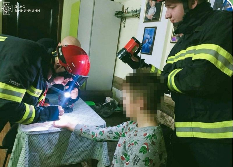 Кришка від пляшки “затиснула” палець хлопчика