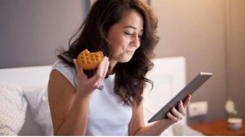 За скільки годин до сну можна їсти, щоб не погладшати?