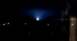 Дивне небесне сяйво в Дніпрі: очевидці діляться відео загадкових спалахів блакитного кольору, що світять просто в небо.