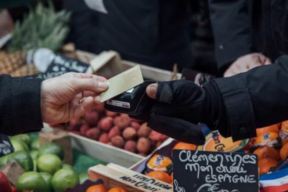 Святковий кошик дорожчає: які продукти в Україні піднімуться в ціні найбільше