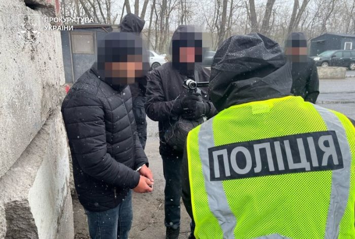 Судитимуть трьох іноземців, яких підозрюють у вимаганні грошей та розбої