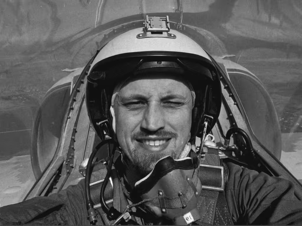 За роки служби здійснив понад 200 бойових вильотів