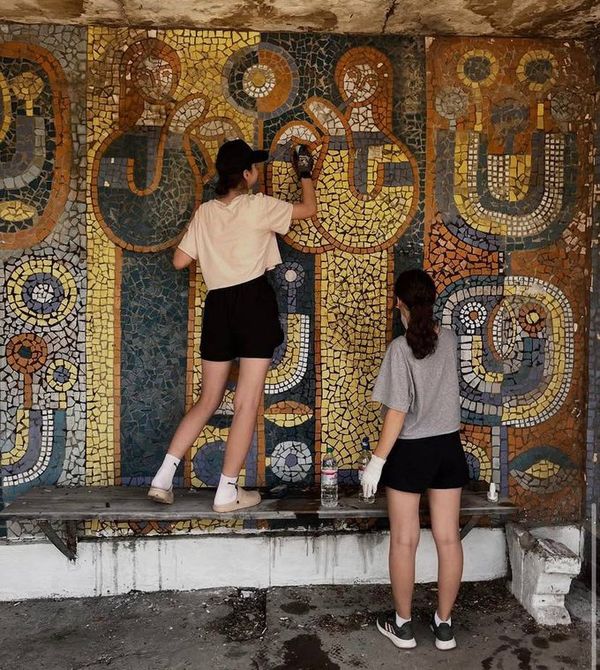 Відновлюють автобусну зупинку