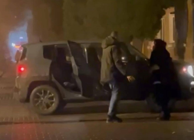 У Волочиську на Алеї пам’яті загиблих Героїв чоловік і жінка танцювали біля авто з гучною російською музикою