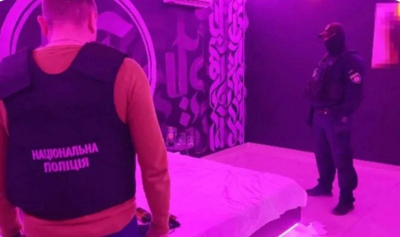 Дідусь перетворив квартиру у бордель