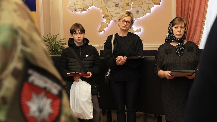 Рідним поліцейських спецпризначенців вручили посмертні нагороди