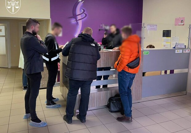 З Німеччини екстрадували українку. Жінку підозрюють у торгівлі немовлятами