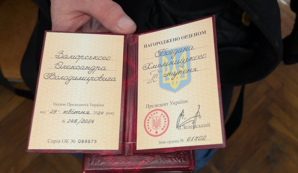 На Хмельниччині колишній військовополонений передав свій орден школі