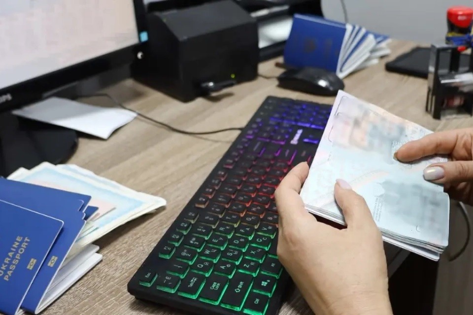Перетинала кордон із чужим паспортом: деталі