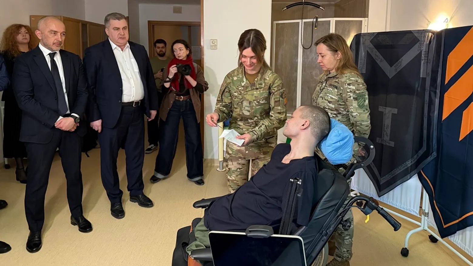 Голова НБУ вибачився і особисто приніс ветеранові картку в лікарню