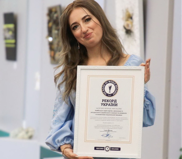 Мисткиня з Нетішина відтворила українську вишивку в об’ємних картинах з каміння