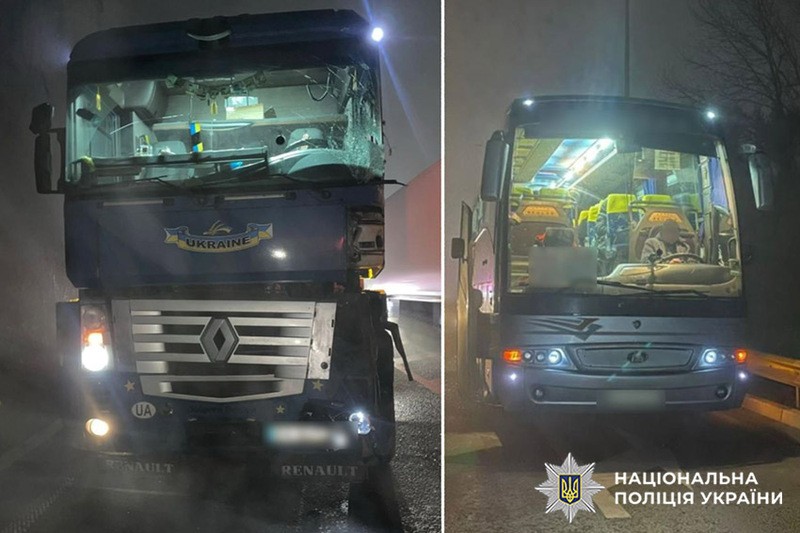 Зіткнулися вантажівка та рейсовий автобус