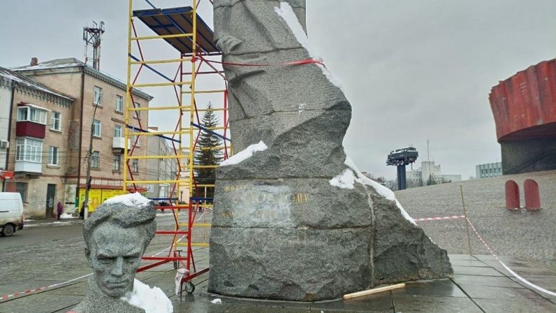 На Хмельниччині завершили демонтаж пам’ятника Миколі Островському