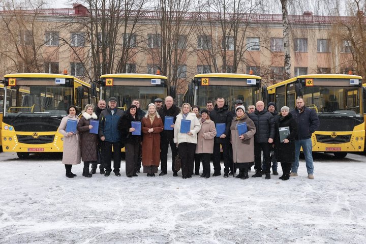 Вінниччина отримала 11 шкільних автобусів