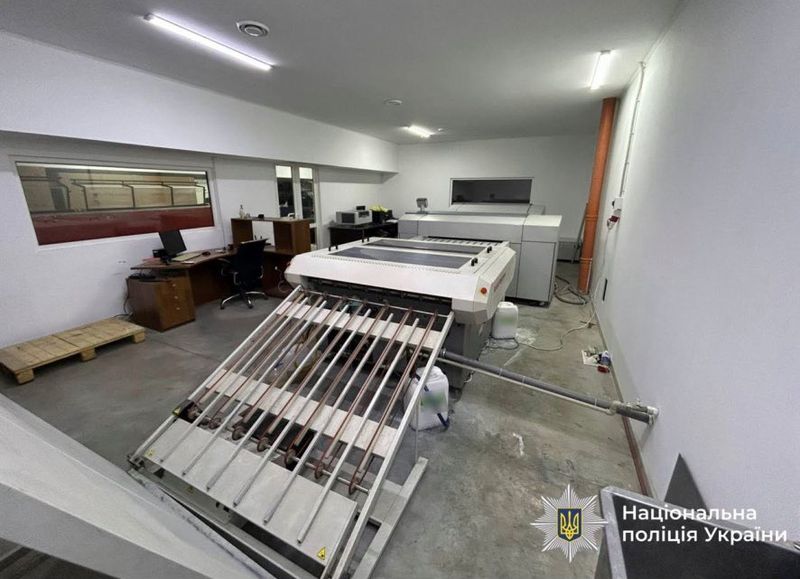 Незаконне використання бренду «Укрпошта» та збитки понад 5 млн грн: у Вінниці слідчі повідомили про підозру 63-річному місцевому жителю