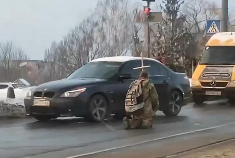 Чому чоловік з хрестом стояв на колінах посеред проїжджої частини у Вінниці?